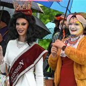 Mit bunten Schirmen für mehr Akzeptanz: Christopher-Street-Day trotz Dauerregen ein Erfolg