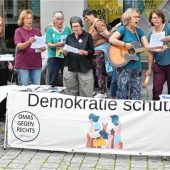 „Omas gegen Rechts“ halten Mahnwache