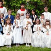 74 Kinder der Stadtkirche Bad Aibling erhalten erste heilige Kommunion
