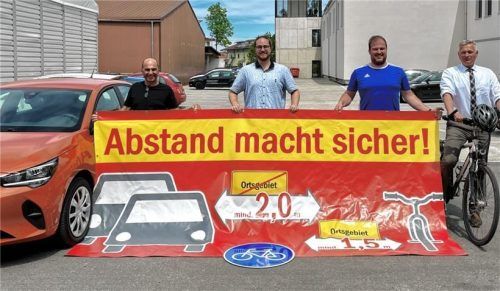 „Abstand macht sicher“, für ein gutes Miteinander von Autofahrern und Radfahrern plädieren (von links) stellvertretend für alle Teilnehmer Christian Heimgartner, Bruckmühls Stadtradeln-Koordinator Andreas Wieser sowie Vinzenz Schaberl und Rathaus-Chef Richard Richter.Foto  Neuwirth
