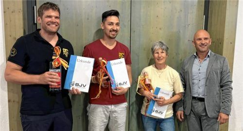 Abteilungsleiter Stephan Goldammer, Zweiter Abteilungsleiter Simon Pfaab, Trainerin Brigitte Gebelein und Bezirksvorsitzender Denis Weisser. Foto  Weisser