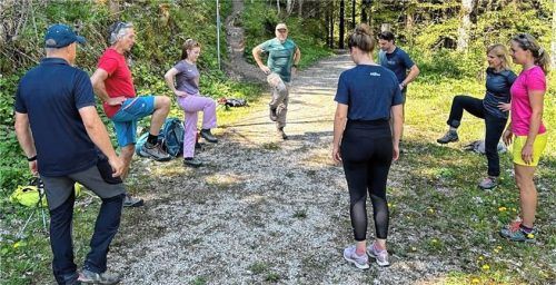 Achtsamkeits- und Dehnübungen am Themenwanderweg „Spüre dich selbst“.Foto Knarr