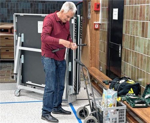 Adalbert Hofmann hält das Equipment der Tischtennis-Abteilung seit Jahren in Schuss.Foto ehrlich