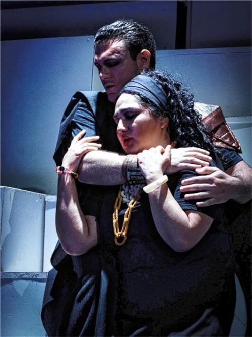 Aida (Yunuet Laguna) und Radamès (Joseph Dahdah) im dramatischen Licht der Bühne von Immling. Foto Verena von Kerssenbrock