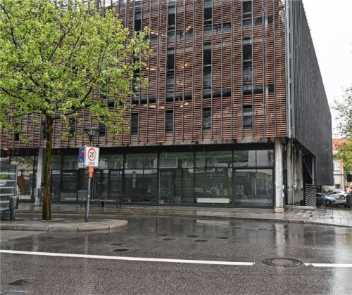 Aktuell herrscht Leerstand: 22 Jahre lang hatte am Busbahnhof das China-Restaurant „Hong Long“ seinen Sitz. Es musste der neuen Tourist-Info weichen. Deren Fertigstellung wird allerdings noch viel Zeit in Anspruch nehmen.Foto Schlecker