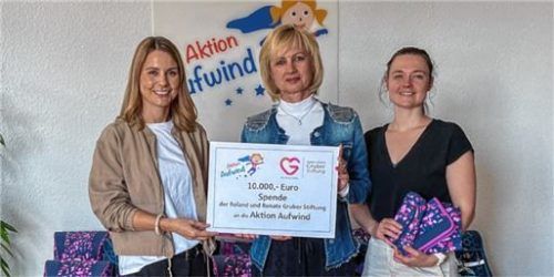 Alexa Dietz (l.) freute sich über die großzügige Spende. Überreicht wurde diese von Irmi Hutter-Nicolosi, Vorsitzende der „Renate & Roland Gruber Stiftung“ (Mitte), zusammen mit ihrer Tochter Carolin Hutter. Foto Aktion Aufwind/ Sparkassenstiftungen Zukunft