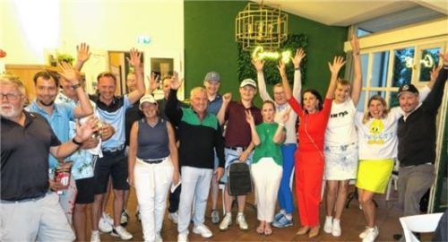 Alle Preisträger auf dem heiteren Siegerfoto mit Sebastian Peitzsch (ganz rechts, neben Ex-Golf-Profi Elisabeth Esterl), dem Mann der Initiatorin Carol Peitzsch, die wegen ihrer schweren Krebserkrankung nicht teilnehmen konnte. Foto Baumann