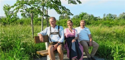 Als Abschiedsgeschenk spendierte die IG Götting ein Bankerl. Die Vorstandsmitglieder „der letzten Stunde“ (von links) Dr. Jochen Seydel, Gaby Seydel und Richard Linke haben schon mal Platz genommen.Foto Baumann