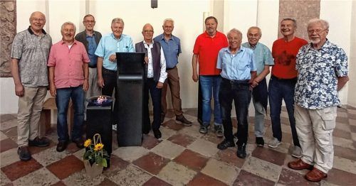 Alte Schulfreunde wiedervereint: (von links) Rudolf Appel, Walter Jung, Hans Sorgenfrei, Diethard Knauer, Anton Heindl, Winfrid Haman, Helmut Maier, Karl Kutschera, Gerhard Hofstätter, Josef Staudhammer, Klaus Hammerling.Foto WJ