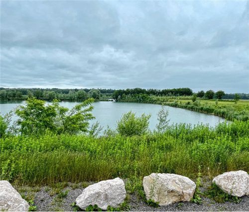 Am westlichen Uferbereich der Höglinger Weiher bei Bruckmühl soll es zu dem Vorfall mit sexuellem Hintergrund gekommen sein. Foto  Neuwirth