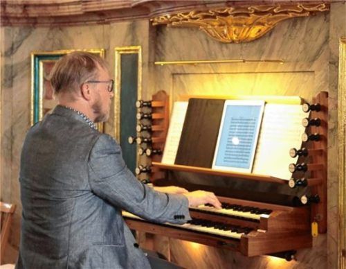 An der Mathis-Orgel: Povl Christian Balslev. Foto münch
