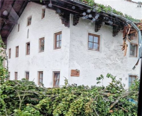 An diesem Haus wurde der Dachstuhl beschädigt.