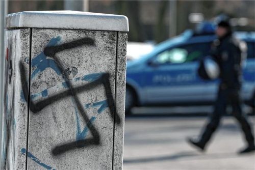 An Häuserwänden, an Stromverteilerkästen, sogar an Holocaust-Gedenkstätten: Immer wieder muss die Polizei wegen Nazi-Schmierereien ermitteln. Foto dpa