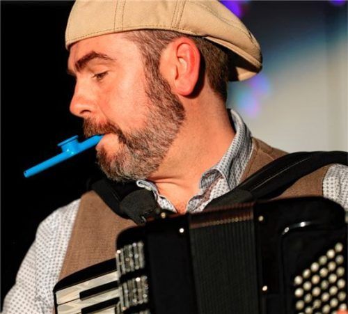 Andreas Harwath, der mit seinem Musikkabarett „Falscher Abgang – mein Leben als Ex-Schauspieler“ anlässlich des 50-jährigen Bestehens des Gymnasiums Bad Aibling auftritt, hat an der Schule selbst sein Abitur gemacht. Foto re