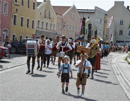 Angeführt von den Ruperti Bläsern ging es beim Auftakt zur 639. Tüßlinger Dult im Festzug zum Dultplatz.Fotos  Wagner