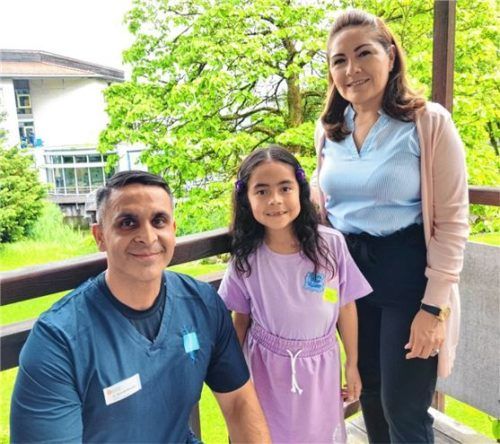 Angela Sophie Monsalve Vasquez (7) nach ihrer überstandenen Skoliose-Operation mit Mama Yovana und Dr. Mostafa Mosafer, Chefarzt im Fachzentrum für Neurochirurgie, Epilepsiechirurgie, Wirbelsäulenchirurgie und Skoliose in der Schön-Klinik Vogtareuth. Foto mb