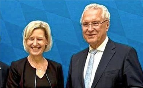 Angelika Niebler und Bayerns Innenminister Joachim Herrmann bei der Verleihung. Foto Büro Niebler