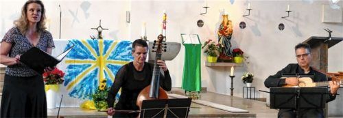 Animiert singt Veronika Burger, begleitet von Tilla Seymann und Christoph Eglhuber. Foto janka