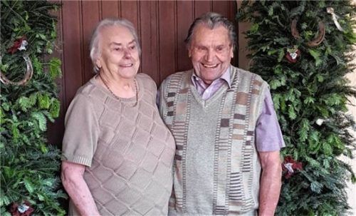 Anni und Sepp Lackner vor ihrer nach altem Brauch geschmückten Tür. Foto Künzner-Hingerl