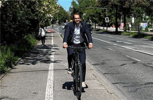 Auch Oberbürgermeister Andreas März schwingt sich für die Aktion in den Fahrradsattel. Foto Stadt Rosenheim