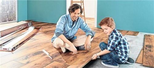 Auch Ungeübte haben bei solchen Verlegearbeiten schnell den Bogen raus. Foto HARO Hamberger Flooring/Bhw