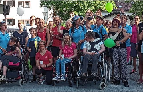 Auch viele Bewohner des Benedetto-Menni-Nestes sind beim dritten Bankerl-Lauf mit dabei. Ein Großteil der Einnahmen geht an die Einrichtung. Auch eine Spendenbox steht bereit. Foto Lauffeuer Chiemgau
