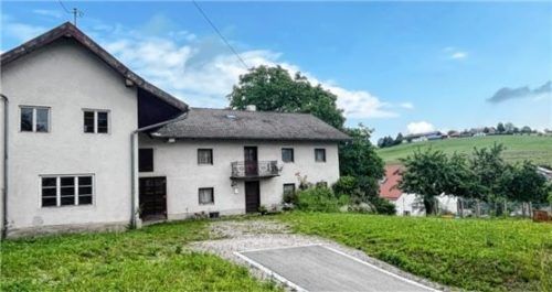 Auf dem Grundstück vor dem Haus ist der Gartenbauverein mit der Jugendgruppe bereits aktiv, in der Sitzung wurde nun noch die Nutzung eines Raumes in dem Haus besprochen. Foto strähle