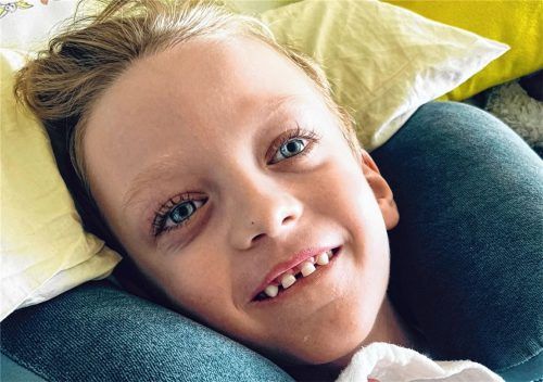 Auf den ersten Blick sieht Finni wie ein kerngesunder Bub aus, doch der Siebenjährige befindet sich in einem wachkoma-ähnlichen Zustand. Foto privat
