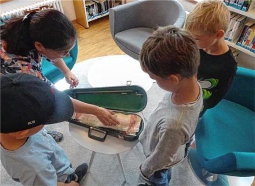 Auf der Kindergeige von Karolin Wahlers durften sich die Kinder musikalisch ausprobieren. Foto lallinger