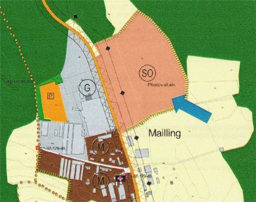 Auf der rötlich markierten Fläche, rechter Hand der Staatsstraße, soll das Projekt „Solarpark Mailling“ entstehen. Foto Ingenieurbüro Pongratz