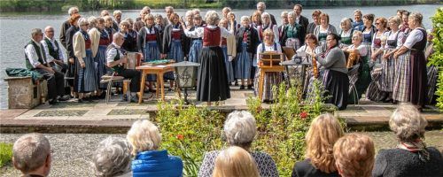 Auf der Seebühne von Schloss Hartmannsberg lauschten die Gäste dem Gesang des gemischten Chores. Foto RE