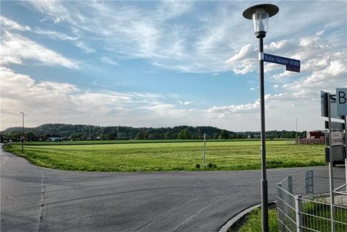 Auf diesem Areal in Westerham soll eine Flüchtlingsunterkunft entstehen. Dafür erteilte das Landratsamt Rosenheim jetzt die Baugenehmigung. Foto Weinzierl