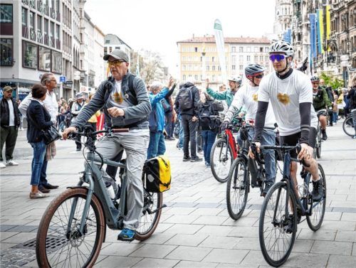Aufbruch gegen Missbrauch: Richard Kick (links), Sprecher des Betroffenenbeirats, mit Sohn Leopold beim Start 2023 zur Rom-Fahrt. Nun geht‘s nach Rosenheim. Foto dpa