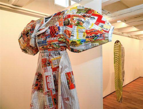 Aus gebrauchten Nudelverpackungen und Plastiktüten zum Einkaufen sind die an edle Brokatkleider und Seidenroben erinnernden „Müll-Kleider“ der Berliner Künstlerin Patricia Thoma entstanden.