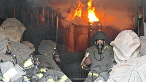 Ausbilder Alfred Entfellner (Mitte) gibt den Übungsteilnehmern auch direkt vor dem Feuer wertvolle Tipps. Fotos Binder