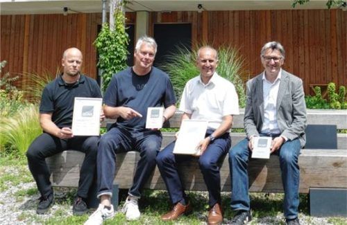 Ausgezeichnet: Markus Kelzenberg (links) übergab die Urkunde der Deutschen Gesellschaft für Nachhaltiges Bauen an (von links) Peter Astner, Wolfgang Bogner und den Architekten Christian Schlüter. Foto Schubert