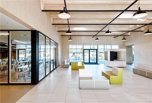 Beeindruckende Referenzen: Neubau der Montessori Grund- und Hauptschule mit Kindergarten in Neuötting. Foto ANTJE HANEBECK