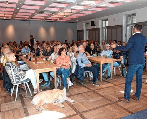 Bei der Anliegerversammlung im Gasthof Höhensteiger haben sich fast 200 Bürger getroffen, um über die Sperrung in der Lortzingstraße zu diskutieren. Foto Schlecker