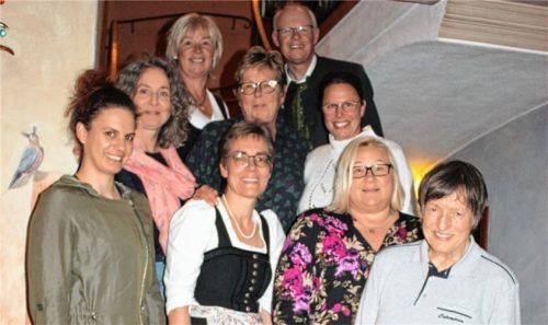 Bei der Begrüßung der neuen Mitglieder und den Ehrungen: (vorne, von links) Magdalena Fischer in Vertretung für Elisabeth Fischer, Zweite Vorsitzende Anita Höllrigl, Andrea Hamberger und Almut Mohr. Mittlere Reihe, von links: Christine Teply-Jahn, Christa Zäch und Stefanie Stanke. Hintere Reihe, von links: Vorsitzende Nicki Zäch und Pfarrer Guido Seidenberger. Foto re