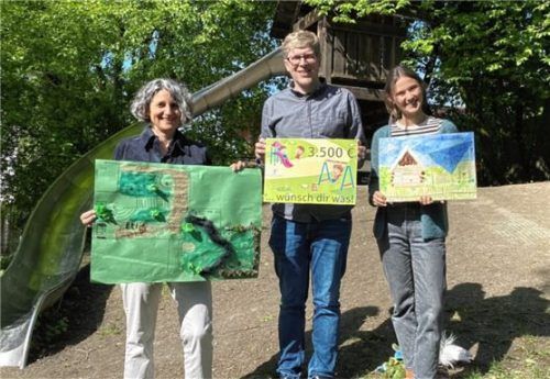 Bei der Gewinnübergabe: (von links) Andrea Janshen, Sparkassenstiftung Zukunft für die Stadt Rosenheim, Nils Todeslino von der Integrativen Außengruppe Wurzelzwerge St. Quirin und Diana von Trosdorf vom Integrativen Caritas Kinderhaus St. Quirin. Foto Sparkassenstiftung Zukunft