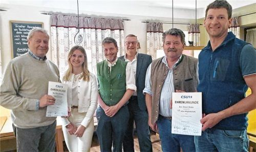 Bei der Mitgliederehrung: (von links) Werner Dotterweich (20 Jahre Mitgliedschaft), JU-Vorsitzende Leonie Traue, CSU-Ortsvorsitzender Philipp Spiel, stellvertretender Kreisvorsitzender Martin Lackner, Bürgermeister Sepp Reithmeier sowie Daniel Bichler, der für zehn Jahre Mitgliedschaft geehrt wurde.
