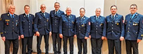 Bei der Mitgliederehrung: (von rechts) Kreisbrandmeister Rainer Tippl, Zweiter Kommandant Hans Hiebl, Johann Kink (40 Jahre), Vorsitzender Bernhard Himmelstoß, Anton Kloo (40 Jahre), Kommandant Florian Beck, Zweiter Bürgermeister Robert Zehetmaier, Zweiter Vorsitzender Anton Forstner junior (25 Jahre) und Kreisbrandinspektor Franz Hochhäuser. Foto  FFW sTEPHaNSKIRCHEN