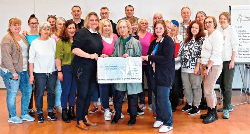 Bei der Scheckübergabe des Lion Clubs Bad Endorf-Chiemgau: Verena Seischab, Geschäftsführerin der Jungen Arbeit Rosenheim, Hildegard Dorn-Petersen vom Lions Club und Kerstin Stock, Bereichsleiterin Junge Arbeit Rosenheim (Bildmitte von links), samt Patinnen und Paten.Foto Kirchner