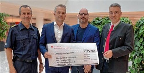 Bei der Scheckübergabe: Karl Göpfert, Vorsitzender der Sparkasse Rosenheim-Bad Aibling (Zweiter von links) bedankt sich bei Landrat Otto Lederer (rechts), Einsatzleiter der Rettungsdienste Christof Vornberger (Zweiter von rechts) und Kreisbrandrat Richard Schrank für ihren Einsatz. Foto Sparkasse Rosenheim-Bad Aibling