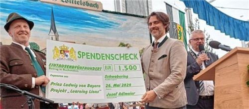 Bei der Scheckübergabe: (von links) Schützenmeister Josef Adlmaier, Ludwig Prinz von Bayern und der Söchtenauer Bürgermeister Bernhard Summerer. Foto re
