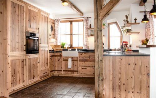 Bei der Schreinerei Sedlmeier gibt es individuelle Schreinerküchen mit den Vorteilen eines Küchenstudios.