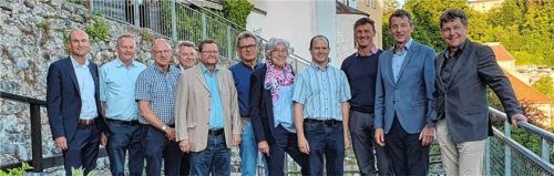 Bei der Vorstandssitzung der Kreishandwerkerschaft Rosenheim blickten (von links) Hartmut Drexel, Ludwig Ziereis, Georg Stürzlhamer, Stefan Mashold, Martin Kaffl, Peter Moser, Monika Reiter, Christian Albersinger, Thomas Pichler, Rudi Schiller, Rainer Küblbeck optimistisch in die Zukunft.Foto Kreishandwerkerschaft Rosenheim