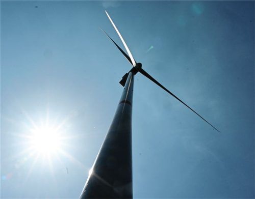 Bei Feldkirchen-Westerham wird derzeit die erste Windkraftanlage im Landkreis Rosenheim errichtet. Foto dpa