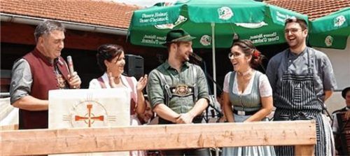 Bei strahlendem Wetter wurde die Erfolgsgeschichte mit einem Hof- und Dorffest gefeiert. Foto tn