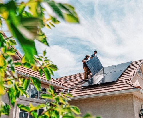 Beim Bau von Photovoltaikanlagen, sind gleich mehrere Handwerker gefragt, vom Solartechniker über Dachdecker bis hin zum Statik-Experten Foto gettyimages/Jeremy Poland